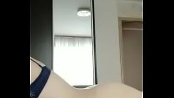 Afspelen Schattige nerdy meid met grote tieten onder de douche