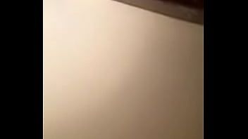 تشغيل فتاة نردي تظهر حلمته على أمبورن الخاص