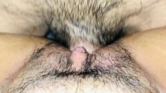 Abspielen Cremige Creampie: Nahaufnahme der engen Muschi wird gefüllt