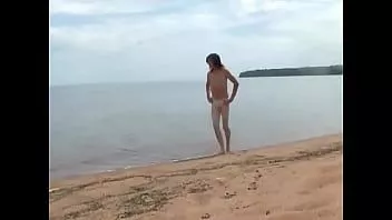 Reproducir Caminando por la playa de la barrera desnuda y en bragas mojadas en las islas apóstol por mark heffron