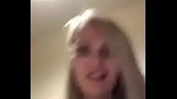 Reproducir Rusos calientes besándose en camwhore burlas en línea