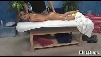 Reproduzir Princesa sensual Ashley Abott coloca cachimbo enorme em seu pote de mel