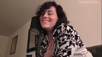Reproduzir Eu não sei por que estou atraído por ela, mas estou.