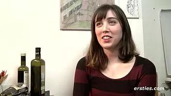 Play Amateur student from the usa masturbates with a dildo