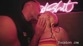 Reproduzir Toughlovex terceira roda com lilly bell giratória loira