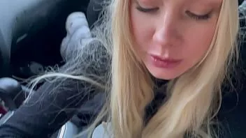 Reproduzir Menina loira angie lynx fodeu e creampie no carro em uma famosa estação de esqui