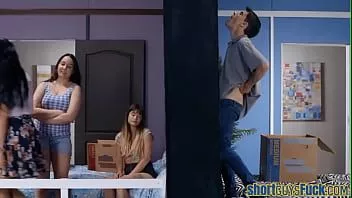 चलाएँ बस्टी कूगर टिट्टी चुदाई करती है और सेक्स से पहले छोटे लड़के को चूसती है