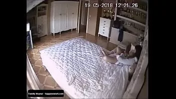 Putar Ibuku masturbasi di tempat tidur dengan vibrator