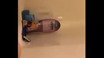 play Süßes Teen neckt ihre Titten nackt in ihrem Bett