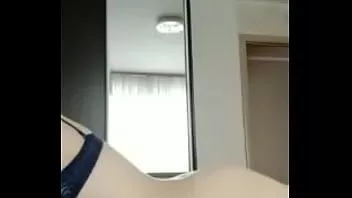 play Süßes Strebermädchen mit großen Titten in der Dusche