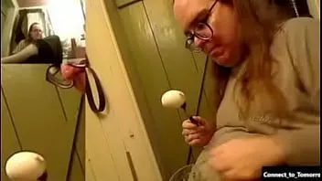 Jouer Manger un œuf à la coque que j'ai laissé tomber sur le sol et nettoyé pour ne pas gaspiller de nourriture.