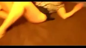 Jouer Une femme ordinaire baise mon ami. spontané. laisse sa chemise.