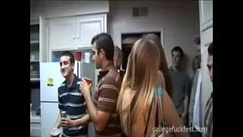 play Studente hoer neukt terwijl anderen kijken op studentenfeestje