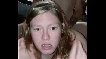 再生 ショートストップはすべてを飲み込むことができなかったので、顔が彼女を犯しました