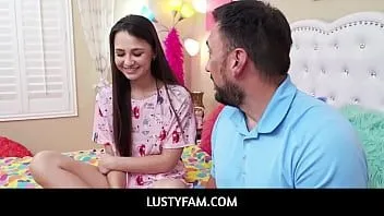 تشغيل Lustyfam - تشارك ليز جوردان أحلامها القذرة مع رجل عجوز