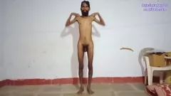 play Sesi Yoga Eksplisit Rajeshplayboy993 Cowok Berbulu India Kurus dengan Kontol Besar yang Belum Dipotong
