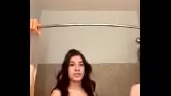 Reproducir Grupo de chicas calientes provocando en el baño