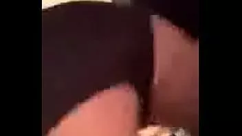 play Süßes Teen zeigt ihre Brüste auf ameporn