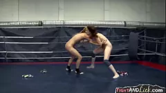 Abspielen Europäisches Lesben-Wrestling: Heiße Babes in intensivem Sexkampf