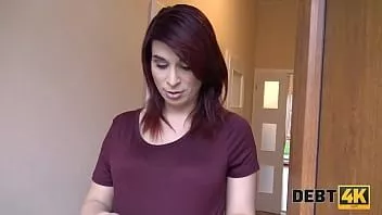 Jouer Dette4k. enceinte belle aux cheveux rouges écarte les jambes pour le collecteur de dettes