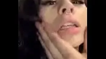 再生 女の子は彼女のボーイフレンドによってamepornで彼女の猫を食べさせます