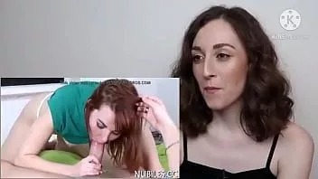 play Onschuldig meisje reageert voor de eerste keer op porno