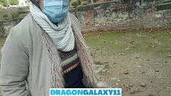 Odtwórz Amateur Brunette daje ryzykowną publiczną loda w parku