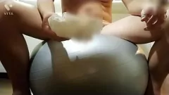 Oynat Mastürbasyon kargaşa: Seksi kas adam denge topu üzerinde ejaküller!