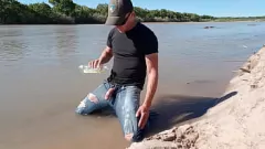 Putar Kencing publik dan cumshot dengan jeans di Rio Grande