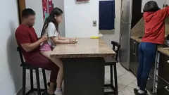 चलाएँ विकृत चाचा पेटी भतीजी की स्वादिष्ट काउगर्ल की सवारी का विरोध नहीं कर सकते