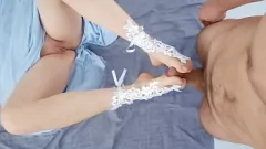 Redare Milf senzuală oferă un footjob intens în rochie strâmtă, fundul se deschide larg în timpul orgasmului exploziv