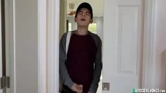 Odtwórz Zmysłowa blond mamuśka Nicolette Shea robi niesamowitego loda młodemu gazeciarzowi z dużym kutasem