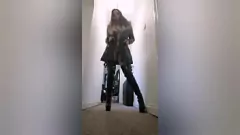 Reproduzir A rainha dominante Mona em botas de PVC mostra suas habilidades sexy de masturbação com vibrador e vibrador